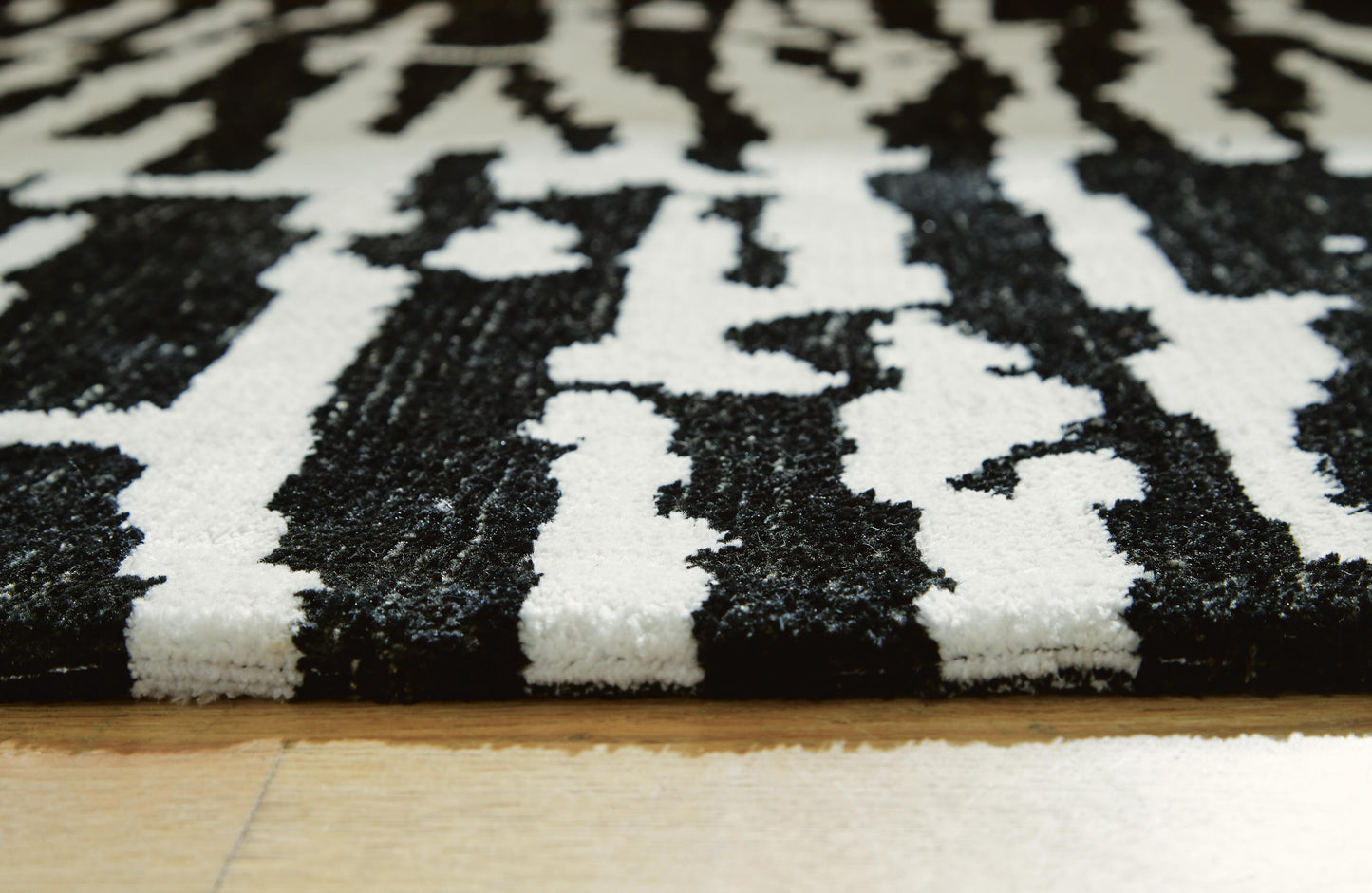 Ashley Bramshaw Black Ivory 5' x 7' Rug