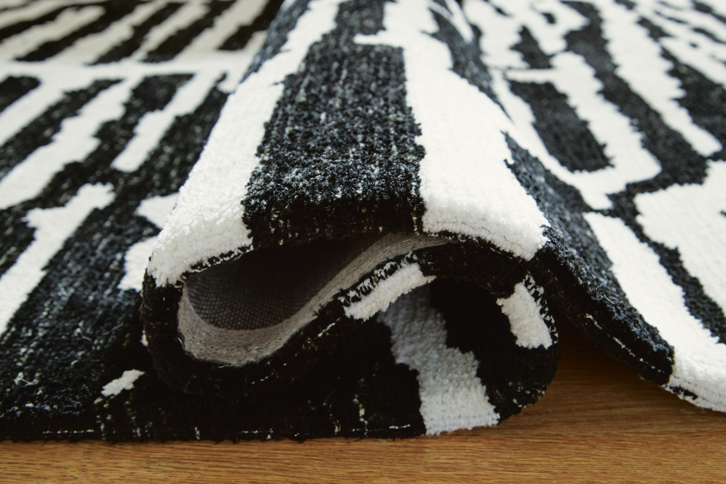 Ashley Bramshaw Black Ivory 5' x 7' Rug