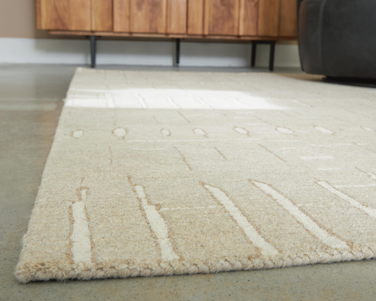 Ashley Wolbert Tan Ivory 5' x 7' Area Rug