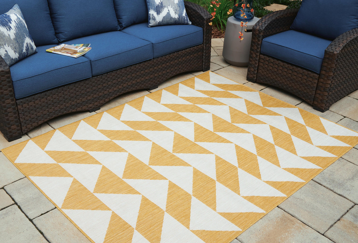 Ashley Thomley Ivory Yellow 5' x 7' Rug